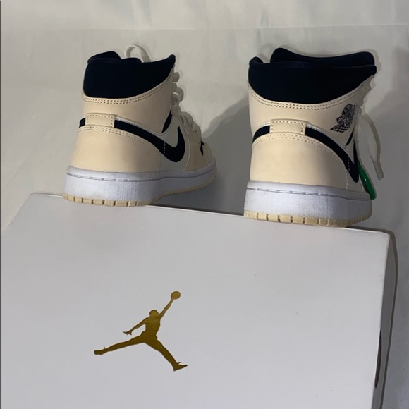 NIKE Air Jordan 1 MID Sneakers - Picture 10 of 12